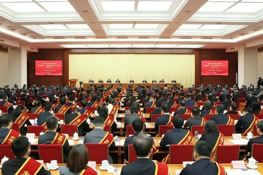董事長(zhǎng)熊俊杰榮獲“全國(guó)工業(yè)和信息化系統(tǒng)勞動(dòng)模范”稱號(hào)！